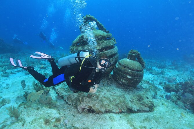 2 Tanks Dives Cancun Underwater Museum for Certified Divers - Small-group scuba for certified divers with a 6-person cap