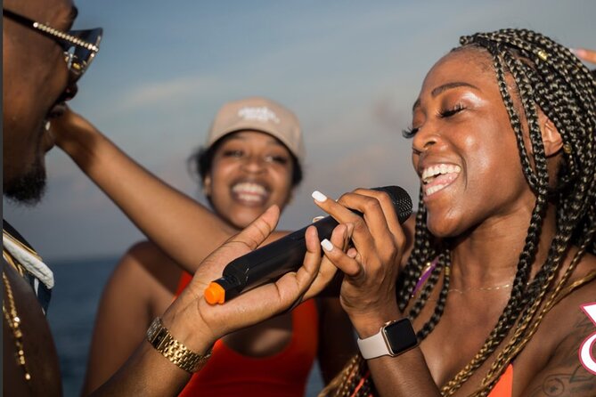 Adults only Hip Hop Sessions Boat Party Cancun - Professional photos: included, and you can get them later
