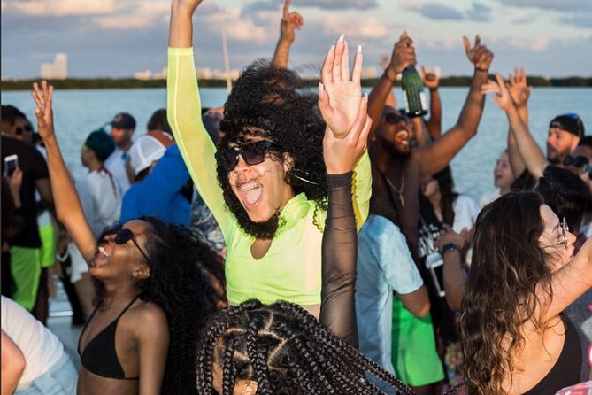 Adults only Hip Hop Sessions Boat Party Cancun - Unlimited open bar: what’s included and how to plan your drinks