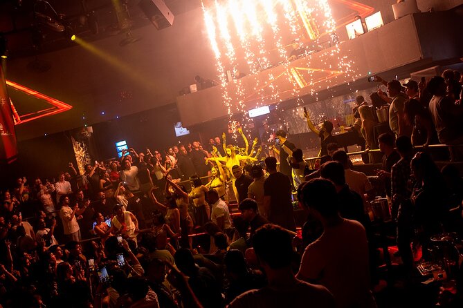 Bar Crawl Madness Tour in Cancun - The first stops: Mr. Frogs and La Vaquita