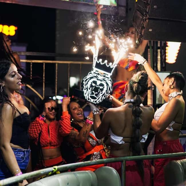 Cancun: 24 K Club Open Bar and Table incluided - The 24K Club Scene: Enclosed Rooftop Hip-Hop for a Big Night