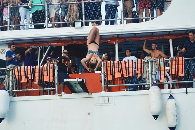Cancun Dancer Cruise to Isla Mujeres with Snorkeling and Lunch - The ride back to Cancun: live entertainment and a final party push