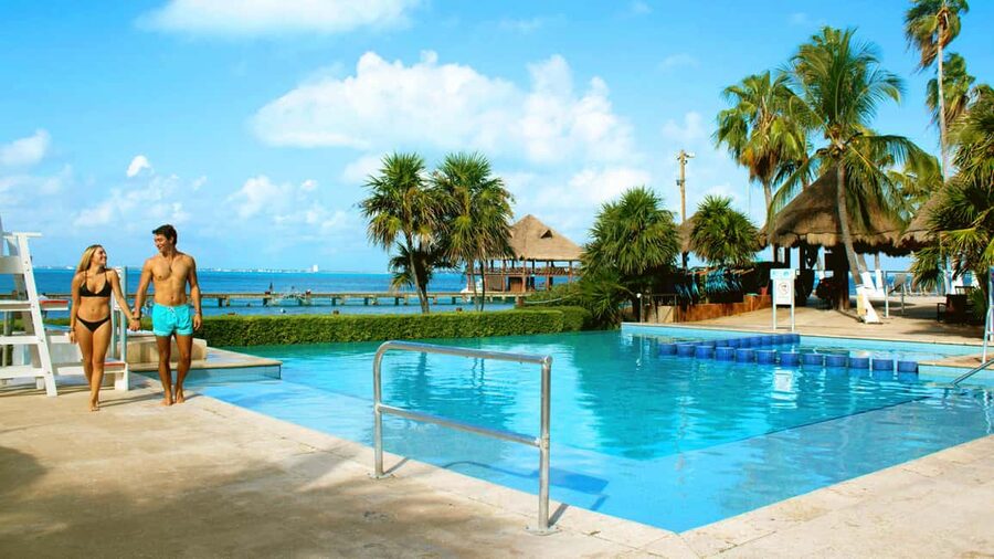 Cancun: Isla Mujeres Catamaran with buffet lunch & open bar - Discovery Island Beach Club Lunch and the Open Bar Setup