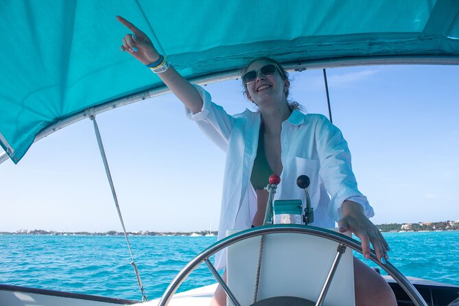 Catamaran Snorkeling with Openbar & Lunch Cancun to Isla Mujeres - Sailing from Cancun to Isla Mujeres, with a party vibe built in