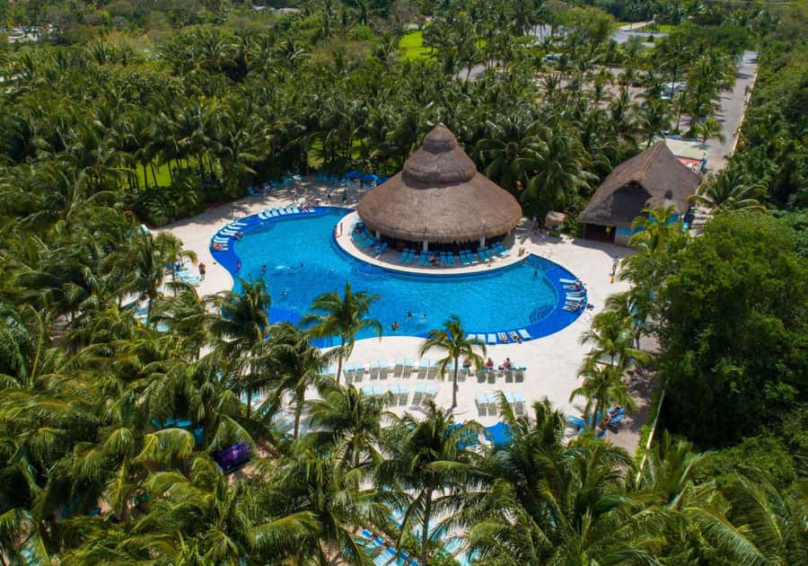 Cozumel: Paradise Beach Club Day Pass with Food & Drinks - Freshwater showers and changing rooms, because beach days need cleanup
