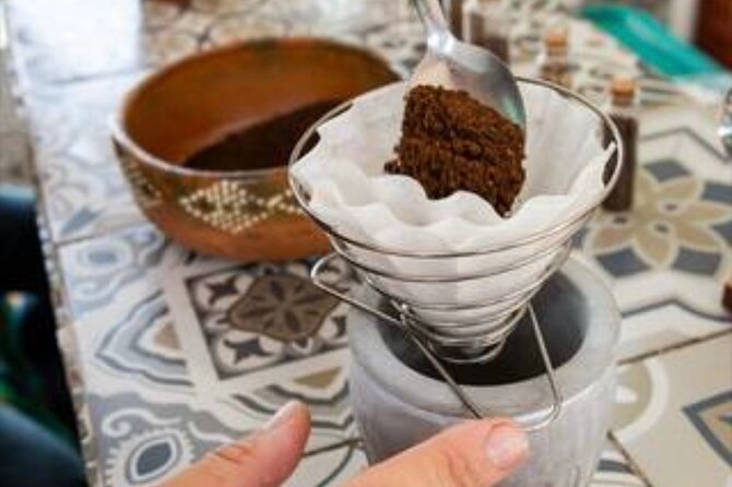 Del Grano al Cafe Learn how to roast grind and prepare coffe - Brewing With a Drip Filter: Extraction Without Guesswork