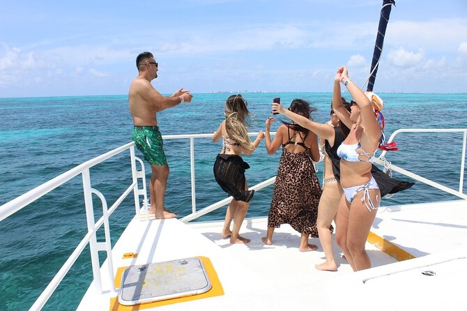Deluxe Catamaran to Isla Mujeres with Open Bar from Cancun - Beach club lunch and the reality of a quick buffet