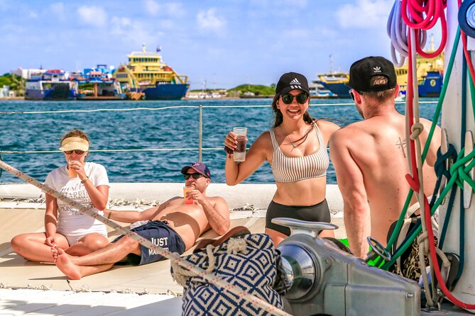 Deluxe Catamaran tour to Isla Mujeres with Open Bar and Lunch - Open Bar on the Water: Music, Drinks, and a Social Atmosphere