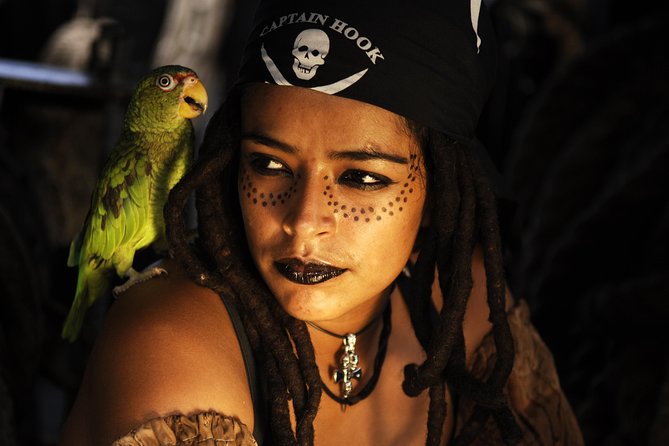 Dinner & Live Pirate Fight from Cancun - The show in three phases: welcome, dinner, and full-on battle