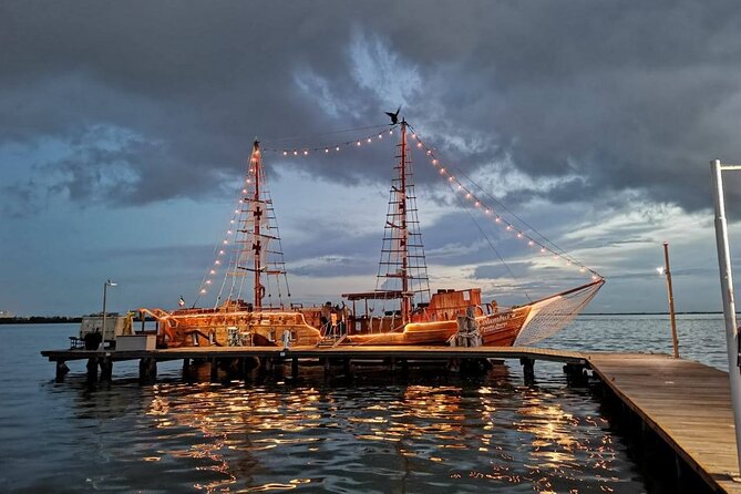 Feel the love on a romantic dinner at Cancun sea, with live music and open bar. - Crew Energy, Friendliness, and the Couple-to-Couple Chat