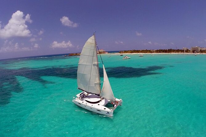 Isla Mujeres Catamaran, Open Bar & Optional Buffet and pick up - The 30-person premium boat vs the 50-person party boat