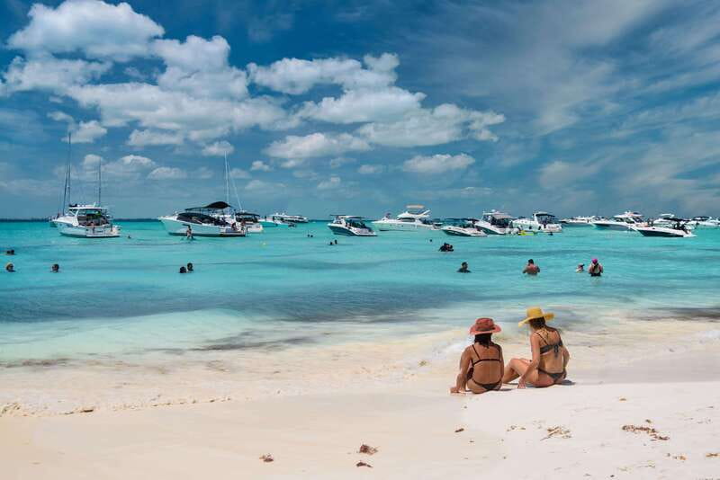 Isla Mujeres: Catamaran with Open Bar, Snorkeling and Lunch - The crew and guides: why your mood depends on who you get