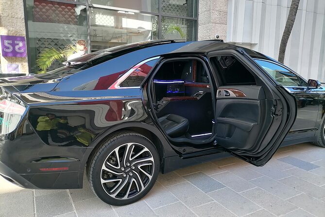 Lincoln Strecth Limousine with Wi Fi on board - Should you book this Cancun stretch limo transfer?