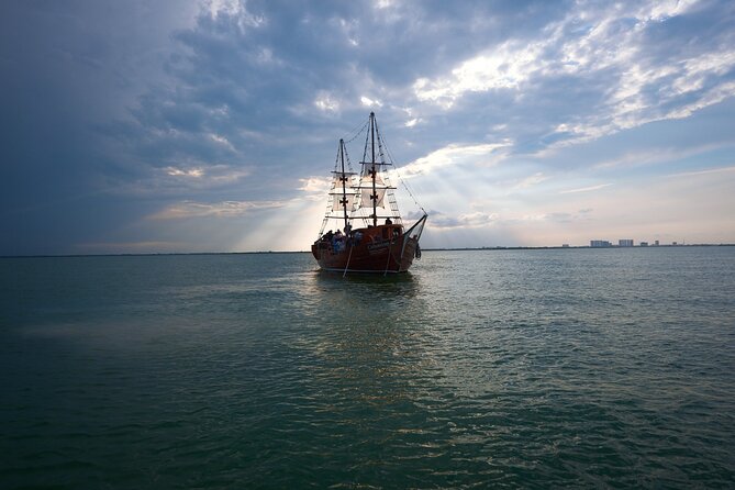 Live a Romantic Night Cruise Dinner at COLUMBUS (open bar included) - Who This Romantic Night Cruise Is For