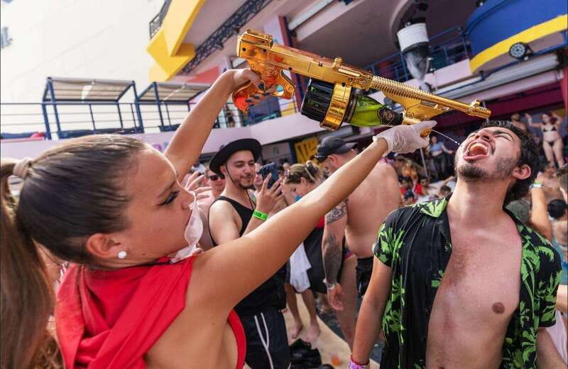 Premium Beach Party Coco Bongo - Location and Arrival: Meeting Point at Coco Bongo by Plaza Forum