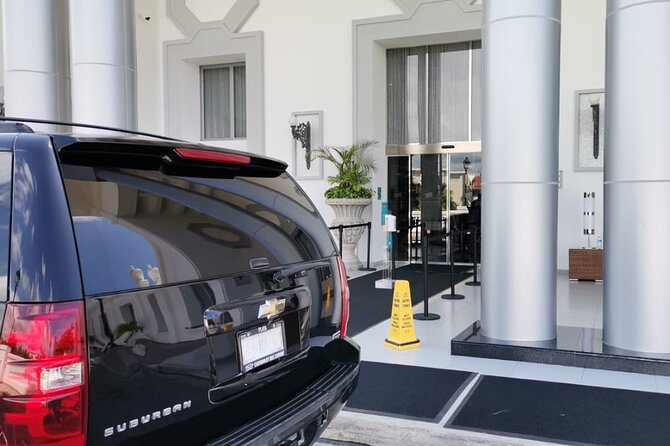 Private luxury transportation from CUN Airport to Puerto Morelos - Meeting the driver at CUN: the lollipop-and-name system