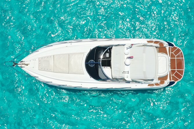 Private Premium Yacht 46FT Rental in Cancún - Private 46-foot Sunseeker and a crew that actually runs the show