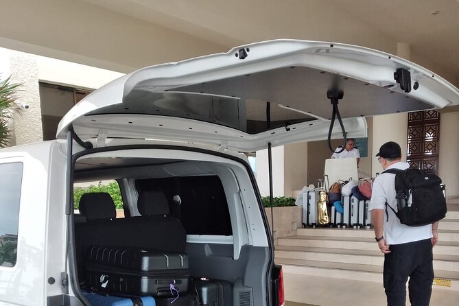 Private Transportation from the Airport to the Cancun hotel zone - Where You Meet the Driver at Cancun International Airport
