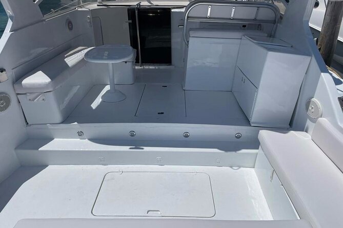 Private Yacht Cancun 42ft up to 8 people - On-board comfort: Bluetooth music, cooler drinks, and the crew vibe