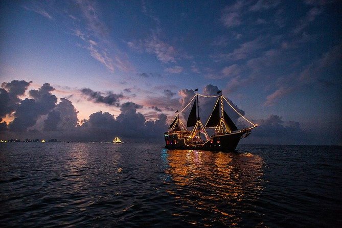 Romantic Dinner on a Spanish Galeon in Cancun - The dinner plan: 3 courses, one main choice, and how to pick