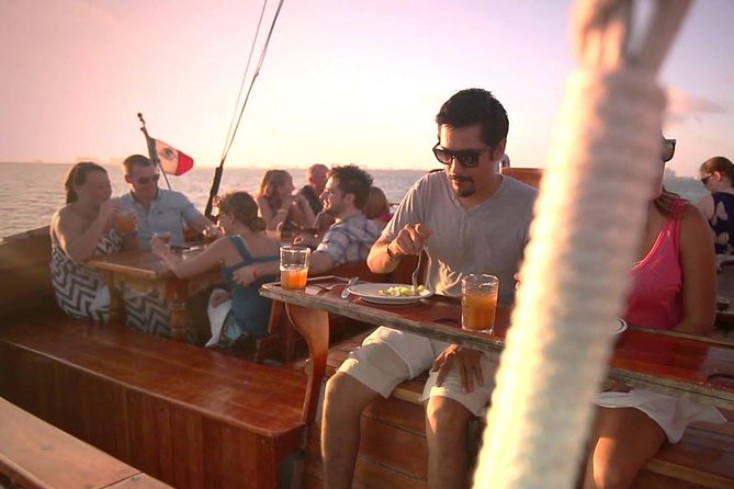 Romantic Dinner on a Spanish Galeon in Cancun - Live saxophone and the hosts: what makes the mood work