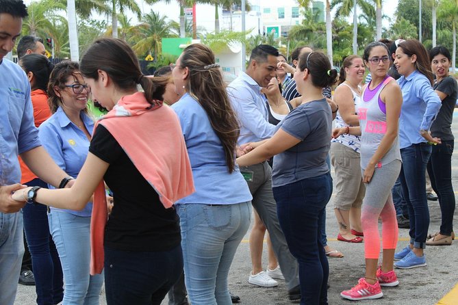 salsa dancing lessons and bachata classes - The lesson rhythm: warm-up, counts, then turns