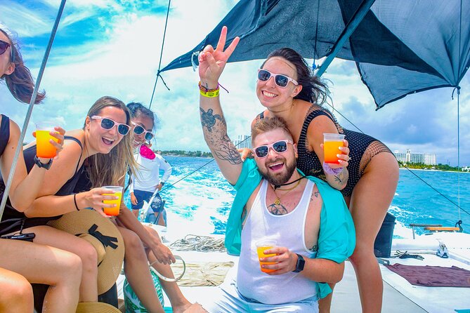 Splendid Isla Mujeres Catamaran: drinks and fun all day! - The schedule works because it has variety