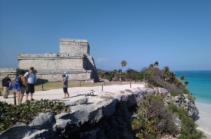 Swim with turtles + snorkelling + archaeological zone of Tulúm + cenote - Private tour quality: what to expect when guides differ