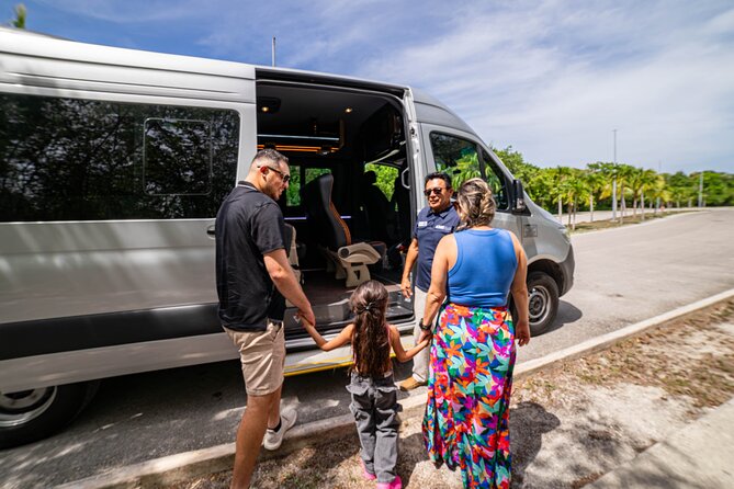 Transporte Privado del aeropuerto de Cancún a Cancún o Riviera - How the Airport Pickup Works at Cancun (and Why That Matters)